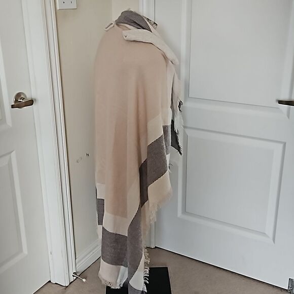 Ardene Women's Scarf & Gloves Set Cream - Picture 4 of 16